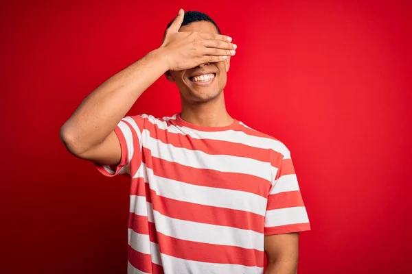 Jonge Knappe Afro Amerikaanse Man Draagt Casual Gestreepte Shirt Een — Stockfoto