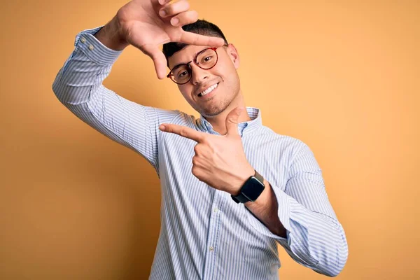 Homem Negócios Hispânico Bonito Jovem Usando Óculos Nerd Sobre Fundo — Fotografia de Stock