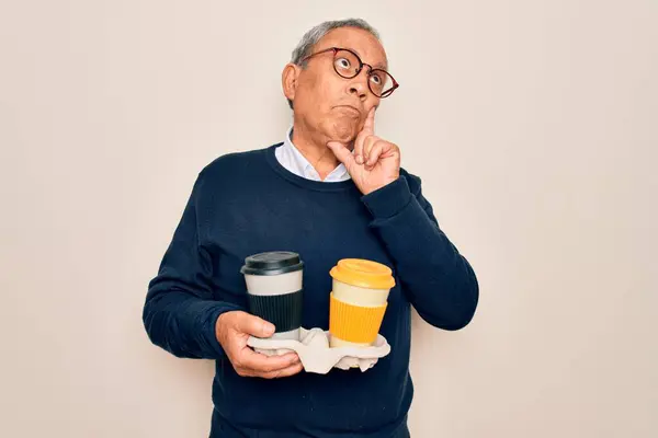Senior Hombre Apuesto Alzado Sosteniendo Bandeja Con Tazas Café Para —  Fotos de Stock