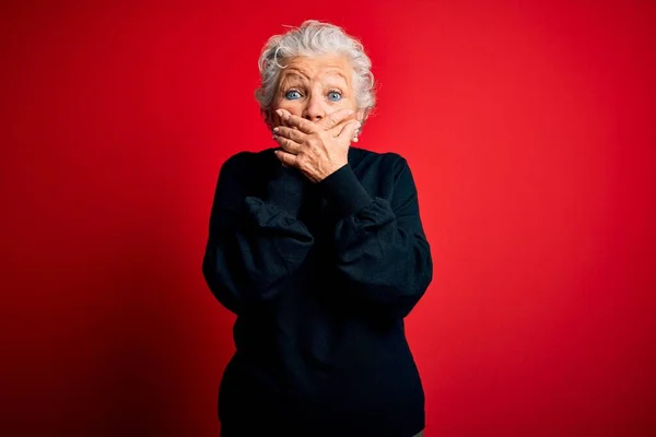 Старшая Красивая Женщина Обычном Свитере Стоящем Изолированном Красном Фоне Потрясена — стоковое фото