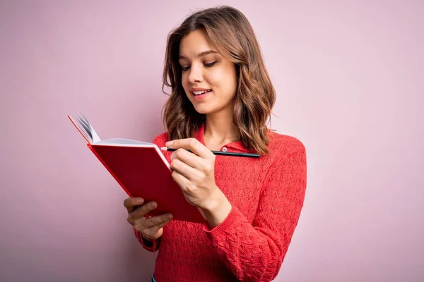 Mladá Blondýnka Studentka Čtení Knihy Přes Růžové Izolované Pozadí Šťastnou — Stock fotografie