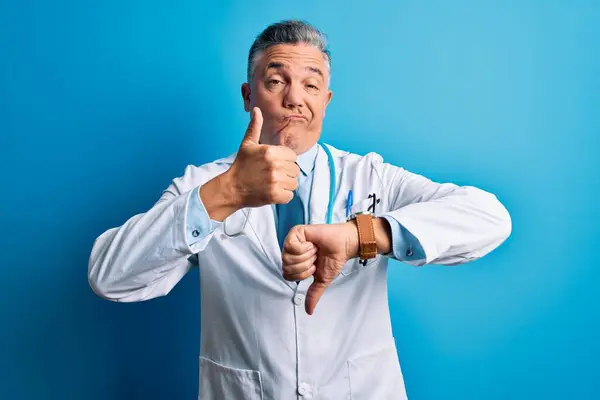 Średnim Wieku Przystojny Siwowłosy Lekarz Płaszczu Niebieskim Stetoskopie Robiący Kciuki — Zdjęcie stockowe
