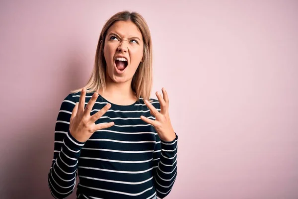 Giovane Bella Donna Bionda Indossa Maglione Righe Casual Sfondo Rosa — Foto Stock