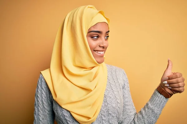 Jovem Bela Menina Afro Americana Vestindo Hijab Muçulmano Sobre Fundo — Fotografia de Stock