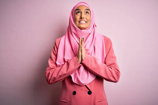 Junge Schöne Brünette Geschäftsfrau Rosa Muslimischem Hijab Und Businessjacke Bettelt — Stockfoto