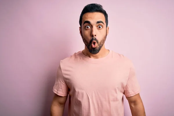 Jovem Homem Bonito Com Barba Vestindo Camiseta Casual Sobre Fundo — Fotografia de Stock