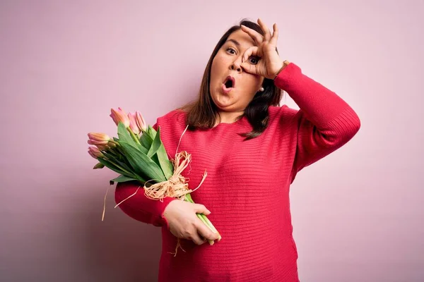 Güzel Cüsseli Bir Kadın Pembe Arka Planda Romantik Lale Çiçekleri — Stok fotoğraf