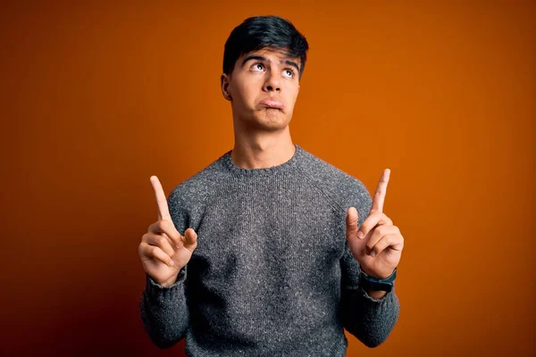 Homem Bonito Jovem Vestindo Camisola Casual Sobre Fundo Laranja Isolado — Fotografia de Stock