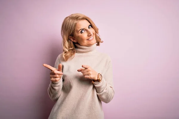 Middelbare Leeftijd Mooie Blonde Vrouw Dragen Casual Coltrui Roze Achtergrond — Stockfoto