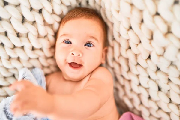 Förtjusande Baby Liggande Över Filten Soffan Leende Glad Hemma Nyfödd — Stockfoto
