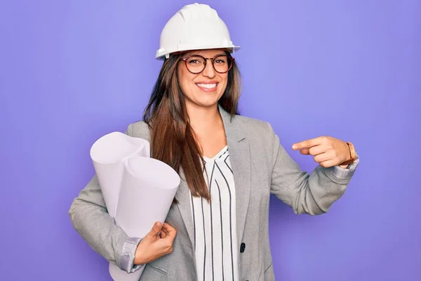 Jonge Spaanse Architect Vrouw Dragen Bouwer Hoed Houden Blauwdrukken Gele — Stockfoto