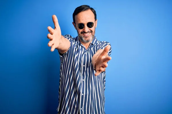 Middelbare Leeftijd Hijgende Man Draagt Gestreept Shirt Zonnebril Geïsoleerde Blauwe — Stockfoto