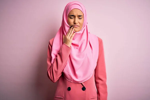 Genç Güzel Esmer Kadını Pembe Müslüman Başörtüsü Ceketi Giyiyor Diş — Stok fotoğraf