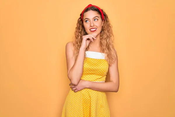 Bella Bionda Pin Donna Con Gli Occhi Azzurri Che Indossa — Foto Stock