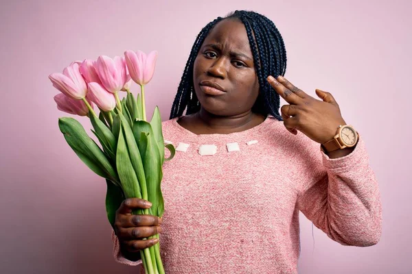 Jeune Femme Afro Américaine Taille Avec Des Tresses Tenant Bouquet — Photo