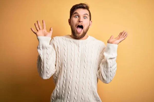 Giovane Uomo Biondo Con Barba Gli Occhi Azzurri Indossa Maglione — Foto Stock