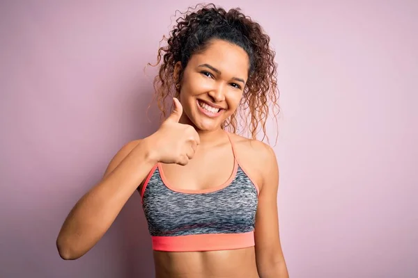 Bonita Esportista Com Cabelo Encaracolado Fazendo Esporte Vestindo Sportswear Sobre — Fotografia de Stock