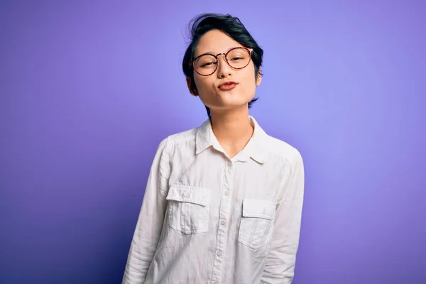 Joven Hermosa Chica Asiática Con Camisa Casual Gafas Pie Sobre —  Fotos de Stock