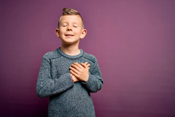 Giovane Bambino Caucasico Con Gli Occhi Azzurri Che Indossa Maglione — Foto Stock