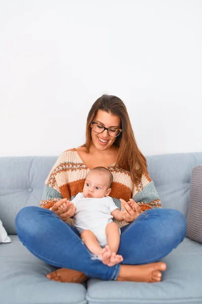 Jonge Mooie Vrouw Haar Baby Bank Thuis Pasgeboren Moeder Ontspannen — Stockfoto