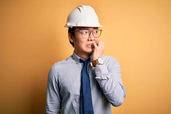 Joven Arquitecto Chino Guapo Con Casco Seguridad Corbata Sobre Fondo — Foto de Stock