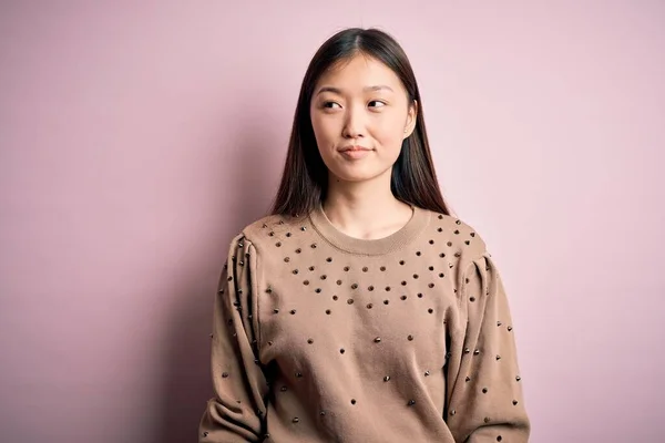 Jovem Bela Mulher Asiática Vestindo Moda Elegante Suéter Sobre Rosa — Fotografia de Stock