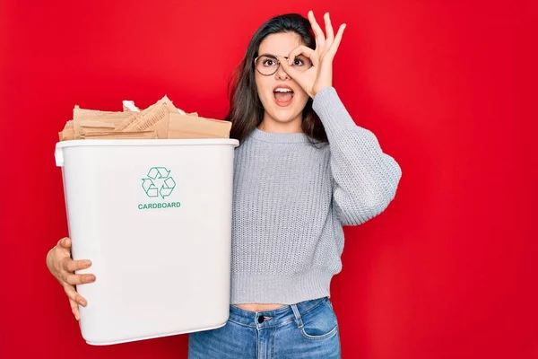 Jovem Mulher Bonita Segurando Reciclagem Papelão Recipiente Reciclagem Para Ambiente — Fotografia de Stock