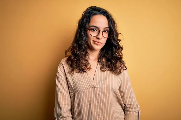 Mulher Bonita Com Cabelo Encaracolado Vestindo Camisa Listrada Óculos Sobre — Fotografia de Stock