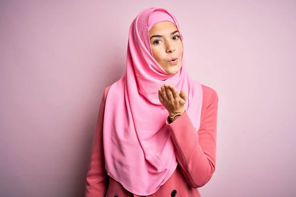 Junges Schönes Mädchen Mit Muslimischem Hijab Das Vor Isoliertem Rosa — Stockfoto