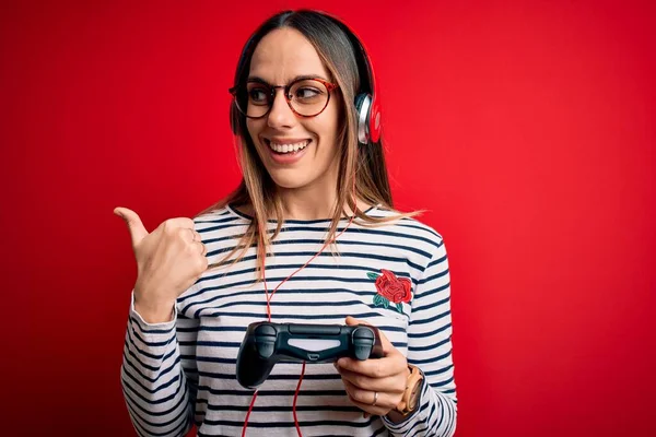 Joven Rubia Gamer Mujer Usando Gamepad Jugando Videojuegos Sobre Fondo —  Fotos de Stock