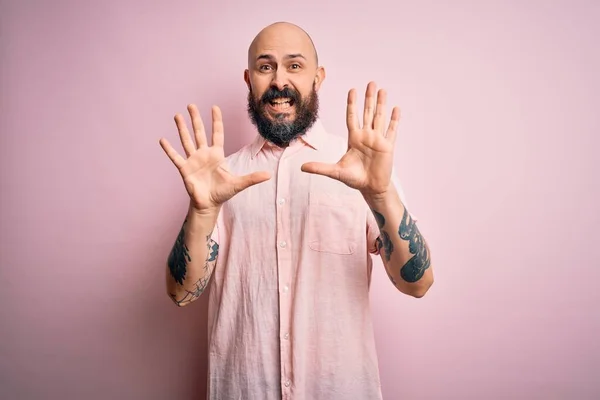 Handsome Bald Man Beard Tattoo Wearing Casual Shirt Isolated Pink — Stock Photo, Image