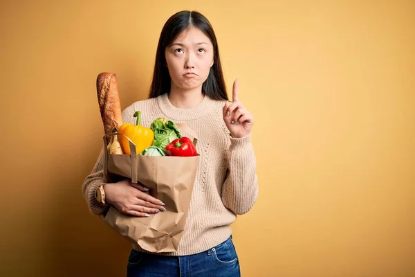 Genç Asyalı Bir Kadın Elinde Poşet Dolusu Taze Sağlıklı Sebzeyle — Stok fotoğraf