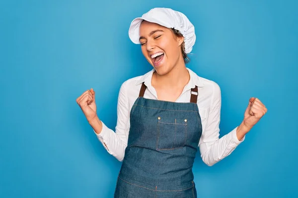 Young Beautiful Blonde Baker Woman Blue Eyes Cooking Wearing Apron — Stock Photo, Image