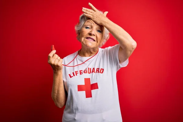 Senior Schöne Grauhaarige Bademeisterin Trägt Shirt Mit Rotem Kreuz Mit — Stockfoto