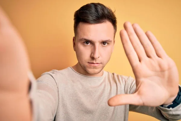 Jonge Knappe Blanke Man Praten Een Selfie Foto Geel Geïsoleerde — Stockfoto