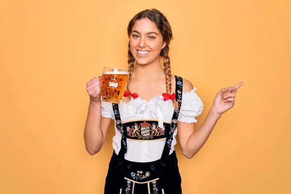 Mooie Blonde Duitse Vrouw Met Blauwe Ogen Oktober Jurk Drinken — Stockfoto