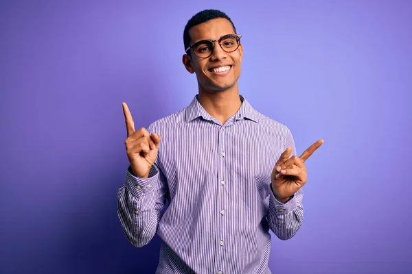 Schöner Afrikanisch Amerikanischer Mann Mit Gestreiftem Hemd Und Brille Vor — Stockfoto