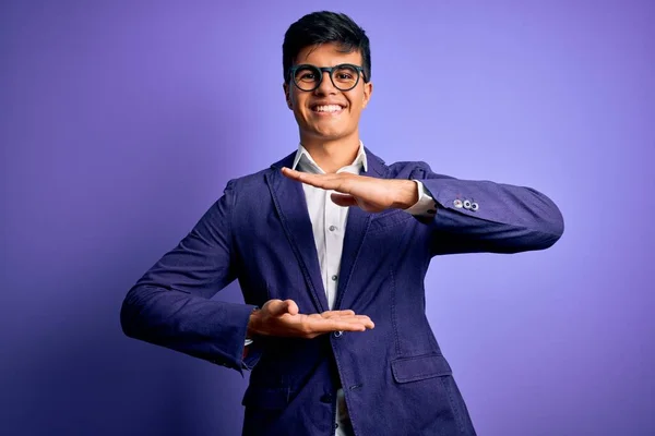 Homem Negócios Bonito Jovem Vestindo Jaqueta Óculos Sobre Fundo Roxo — Fotografia de Stock