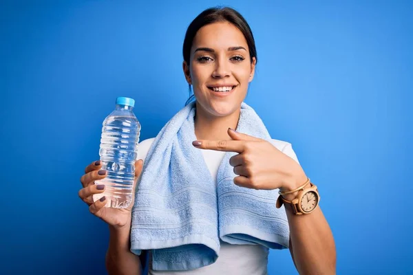 Ung Vacker Brunett Idrottskvinna Bär Handduk Dricka Flaska Vatten Till — Stockfoto