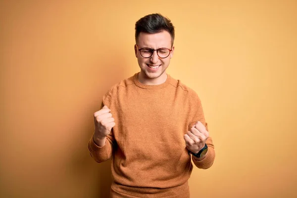 Hombre Caucásico Guapo Joven Con Gafas Suéter Invierno Casual Sobre —  Fotos de Stock