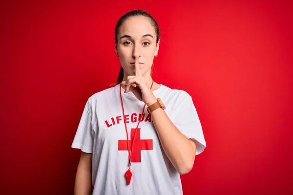 Belle Femme Sauveteuse Portant Shirt Avec Croix Rouge Aide Sifflet — Photo