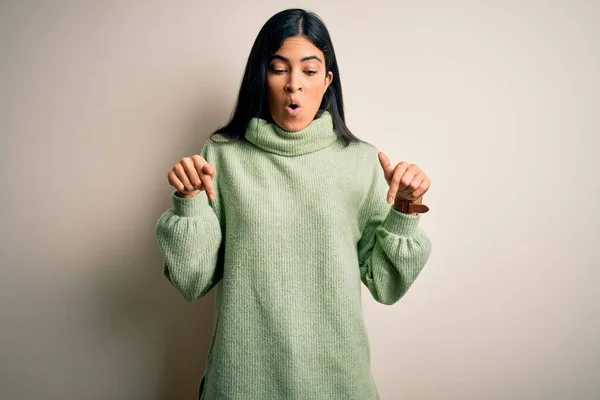 Joven Mujer Hispana Hermosa Usando Suéter Invierno Verde Sobre Fondo — Foto de Stock