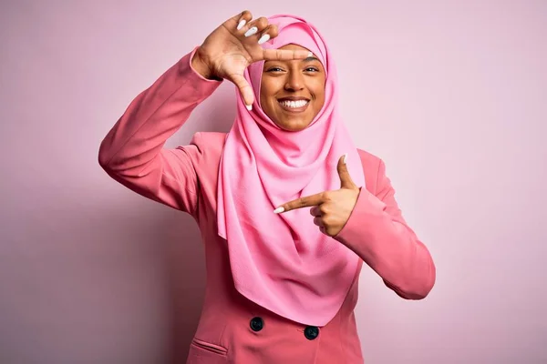 Junge Afroamerikanische Afro Frau Trägt Muslimischen Hijab Über Isoliertem Rosa — Stockfoto