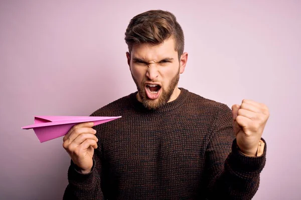 Joven Hombre Rubio Con Barba Ojos Azules Sosteniendo Plano Papel —  Fotos de Stock