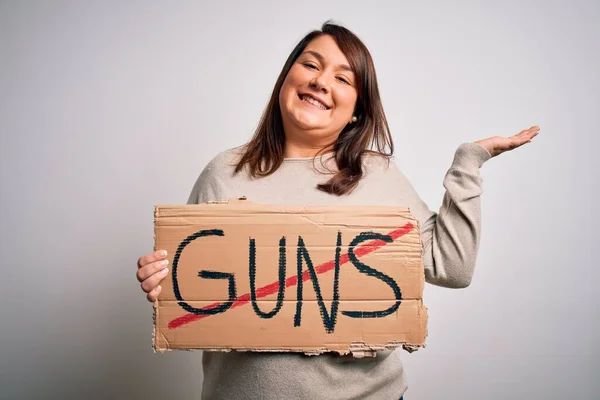 Mujer Talla Grande Sosteniendo Pancarta Cartón Stop Guns Advirtiendo Sobre —  Fotos de Stock