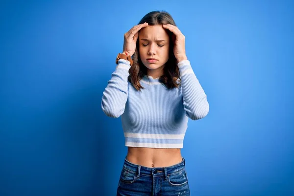 Giovane Bella Ragazza Bionda Indossa Maglione Casual Piedi Sfondo Blu — Foto Stock