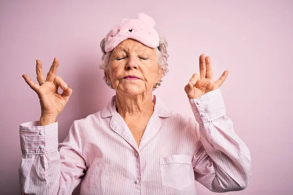 Senior Hermosa Mujer Con Máscara Sueño Pijama Sobre Fondo Rosa — Foto de Stock