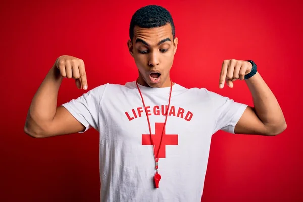 십자가를 휘파람을 셔츠를 잘생긴 아프리카 미국인 구명정 광고를 얼굴을 놀라게 — 스톡 사진