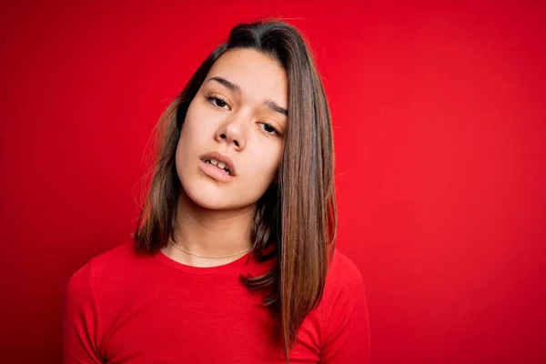 Junge Schöne Brünette Mädchen Tragen Lässiges Shirt Über Isoliertem Rotem — Stockfoto