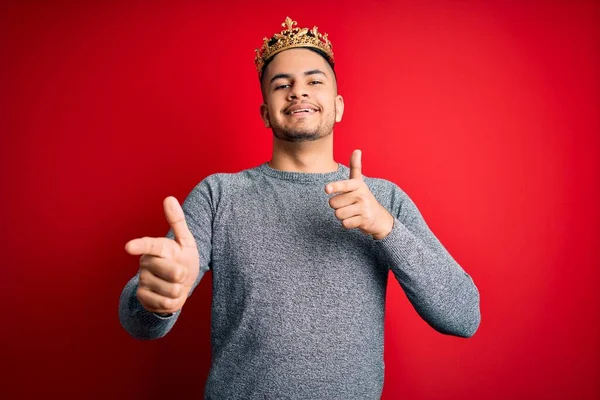 Jovem Homem Bonito Vestindo Coroa Ouro Príncipe Sobre Fundo Vermelho — Fotografia de Stock